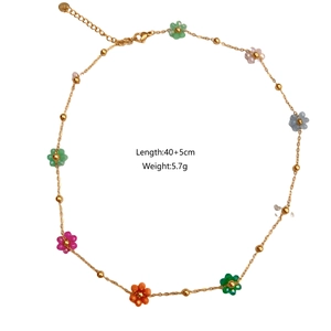 Vue détaillée du collier fleur en acrylique coloré avec spécifications de longueur