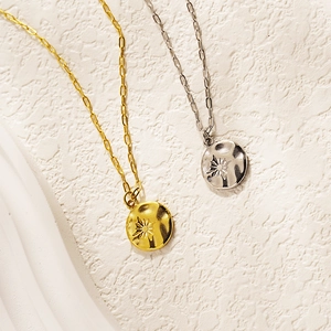 Colliers dorés et argentés avec pendentif étoile gravé et chaîne trombone texturée