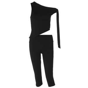 Detail von schwarzem geripptem Zweiteiler mit schulterfreiem Top und hoher Taillenhose