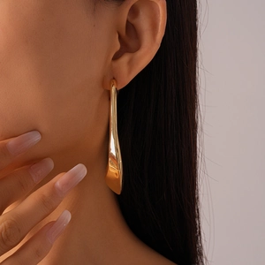 Boucles d'oreilles pendantes dorées minimalistes au design fluide irrégulier