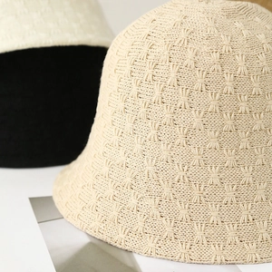 Cappello da pescatore in maglia con motivo a fiocchi, cappello da sole beige e nero minimal