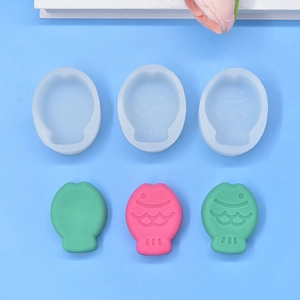 Ensemble de moules en silicone en forme de poisson avec trois modèles colorés