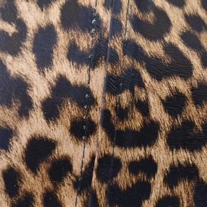 Macro di cappello da baseball leopardato in pelle PU che mostra texture e cuciture