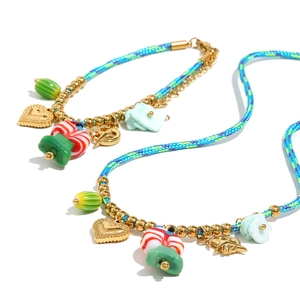 Collier cordon bleu avec perles plaquées or 18 carats et pendentifs sucettes colorés
