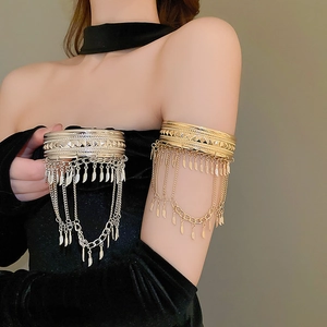 Détails de bracelets de bras bohèmes dorés et argentés avec glands de plumes