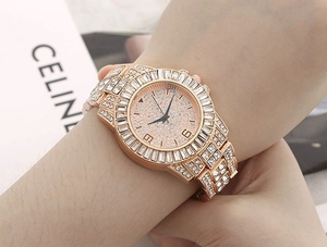Dettaglio di un orologio da donna in oro rosa con cristalli bianchi al polso