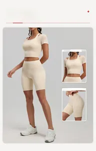 Détail de l'ensemble de yoga crème avec haut court en maille et short de cyclisme