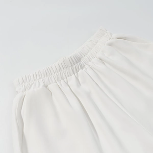 Détail de la taille élastique blanche sur un short décontracté en mousseline
