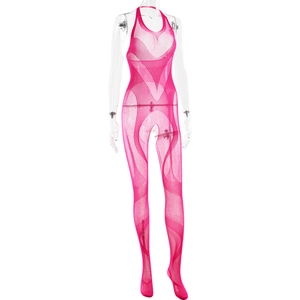 Detail van de roze mesh jumpsuit textuur met geometrische patronen op een studiomannequin