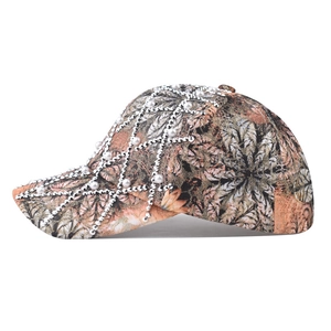 Fashionable maple pattern baseball cap with white pearls and sparkling diamond chain mesh