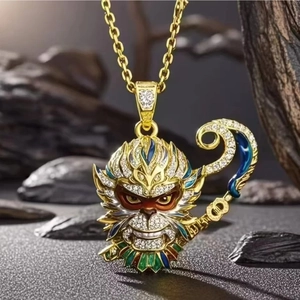 Makroaufnahme vom goldenen Sun-Wukong-Anhänger mit Diamanten auf dunklem Steingrund
