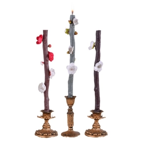 Lot de trois bougies décoratives en forme de branche avec fleurs de prunier et supports dorés
