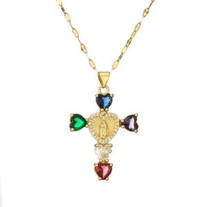 Collier croix dorée avec cinq gemmes en cœur colorées et médaillon de la Vierge Marie