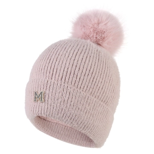 Berretto invernale rosa in maglia da donna con pompon in pelliccia e dettaglio lettera M
