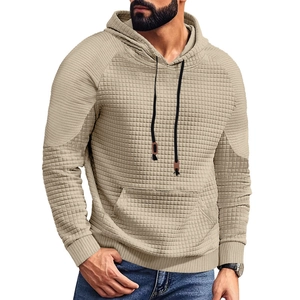 Detail der khakifarbenen Waffelstruktur und Kontrast-Kordelzug am Herren-Hoodie