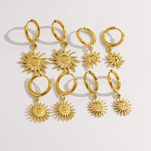 Set di orecchini a cerchio in acciaio inossidabile placcato oro 14K con ciondolo sole