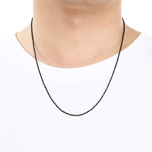 Gros plan d'une chaîne serpent noire minimaliste en acier titane sur un mannequin