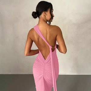 Detail des rückenfreien rosa Kleides mit geraffter Passform und One-Shoulder-Design