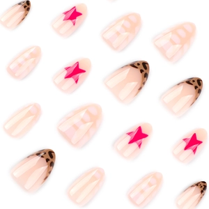 Faux ongles amande courts avec étoiles rouges et motifs léopard style French