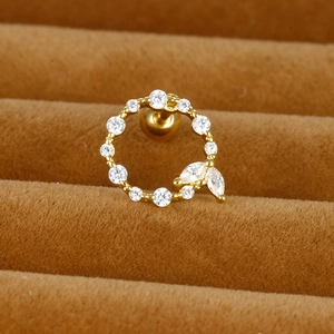 Vue détaillée du piercing cartilage doré avec zircons ronds et en forme de marquise