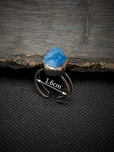 Detailed view of an 1.6cm inner diameter vintage copper ring with blue raw stone