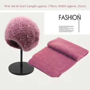 Set cappello e sciarpa in maglia rosa con perle per calore e stile invernale