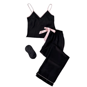 Ensemble pyjama trois pièces en satin noir avec caraco, pantalon et masque de sommeil