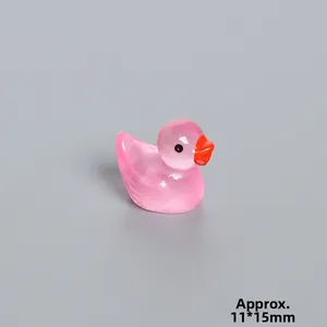 Detailansicht einer Mini-Ente aus rosa Harz mit Glitzer, Maße ca. 11*15 mm für Deko
