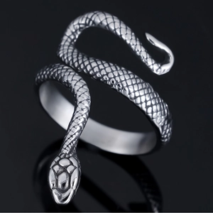 Bague serpent en acier inoxydable poli avec écailles sur fond noir réfléchissant