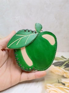 Porte-monnaie artisanal en cuir en forme de pomme verte avec coutures rustiques