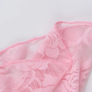 Nahaufnahme der rosa floralen Spitzenstruktur und Kantennähte am Y2K Camisole