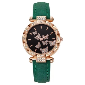 Dettaglio orologio donna oro rosa con cinturino in pelle verde e quadrante con farfalle