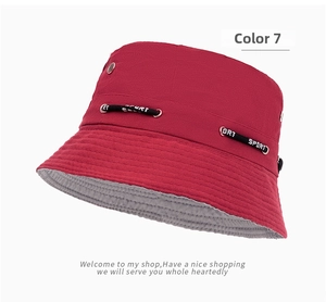 Dettaglio cappello bucket in mesh rosso con cordino sportivo regolabile e occhielli