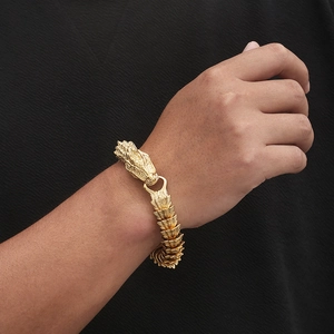 Dettaglio ravvicinato di un bracciale a forma di drago 3D dorato con squame incise