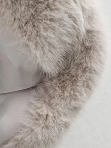 Vue détaillée de la texture de fourrure synthétique taupe pour manteau d'hiver chic