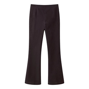 Détail du legging évasé foncé avec surpiqûres contrastées et silhouette haute taille épurée