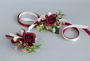 Détail de la boutonnière en rose PE bordeaux et du corsage de poignet avec rubans en soie