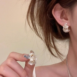 Elegant Floral Artificial Pearl C-Shaped Stud Earrings With Silver Earring Post Gold White Flower Design Fashion Accessory For Women