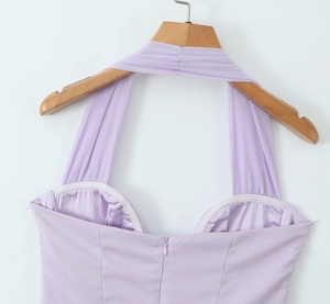 Vue détaillée du dos d'une robe dos nu lilas avec fermeture éclair invisible sur un cintre