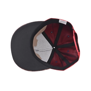 Détail intérieur d'une casquette de baseball à bord plat avec étiquette 100 % coton