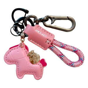 Portachiavi cavallo in pelle rosa con sacchetto di soldi d'oro per l'anno del cavallo 2026