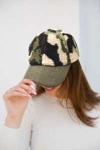Stijlvolle camouflage sherpa honkbalpet met olijfgroene corduroy klep gedragen door model