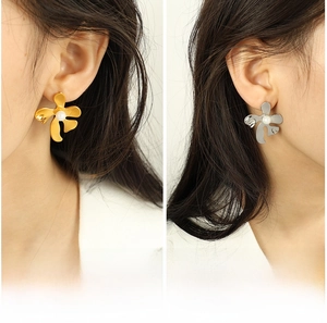 Vue détaillée de grandes boucles d'oreilles pétales vintage avec perles en doré et argent
