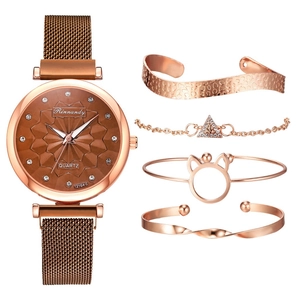 Dettaglio dell'orologio in oro rosa con cinturino a maglia e set di bracciali