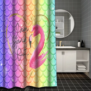 Dettaglio della tenda da doccia con fenicottero, scaglie arcobaleno e motivi a cuore