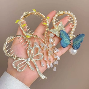 Eleganti mollette per capelli con nappe di perle e motivi a farfalla in cristallo