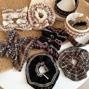 Gros plan sur des accessoires de cheveux en tissu tissé coloré aux motifs rétro tricotés