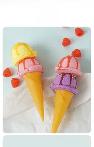Nahaufnahme von Doppel-Eiskugeln mit Waffelstruktur und bunten Verzierungen für Vitrinen