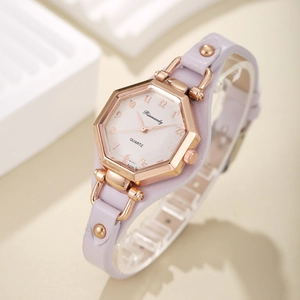 Détail du boîtier hexagonal en or rose et bracelet en cuir lavande à rivets