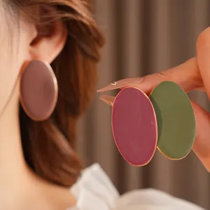 Grandi orecchini ovali in smalto opaco con bordo dorato in vari colori per donna